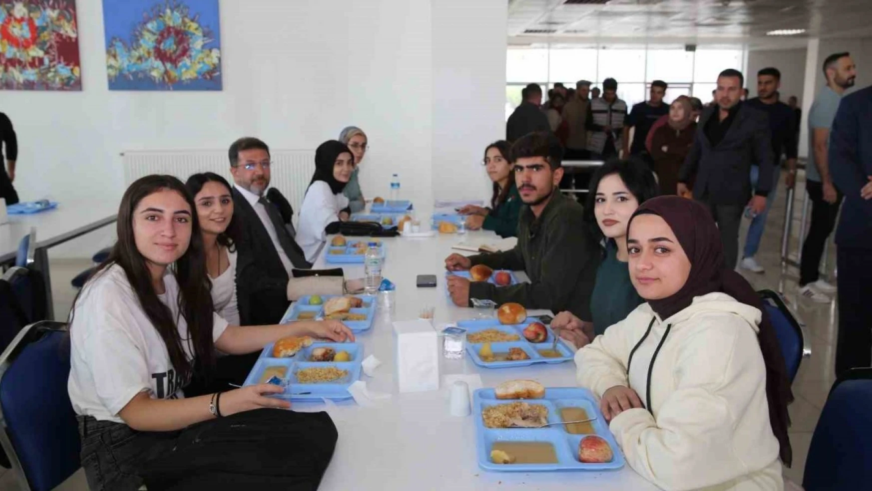 Şırnak Üniversitesi rektörü öğrencilerle yemekte bir araya geldi