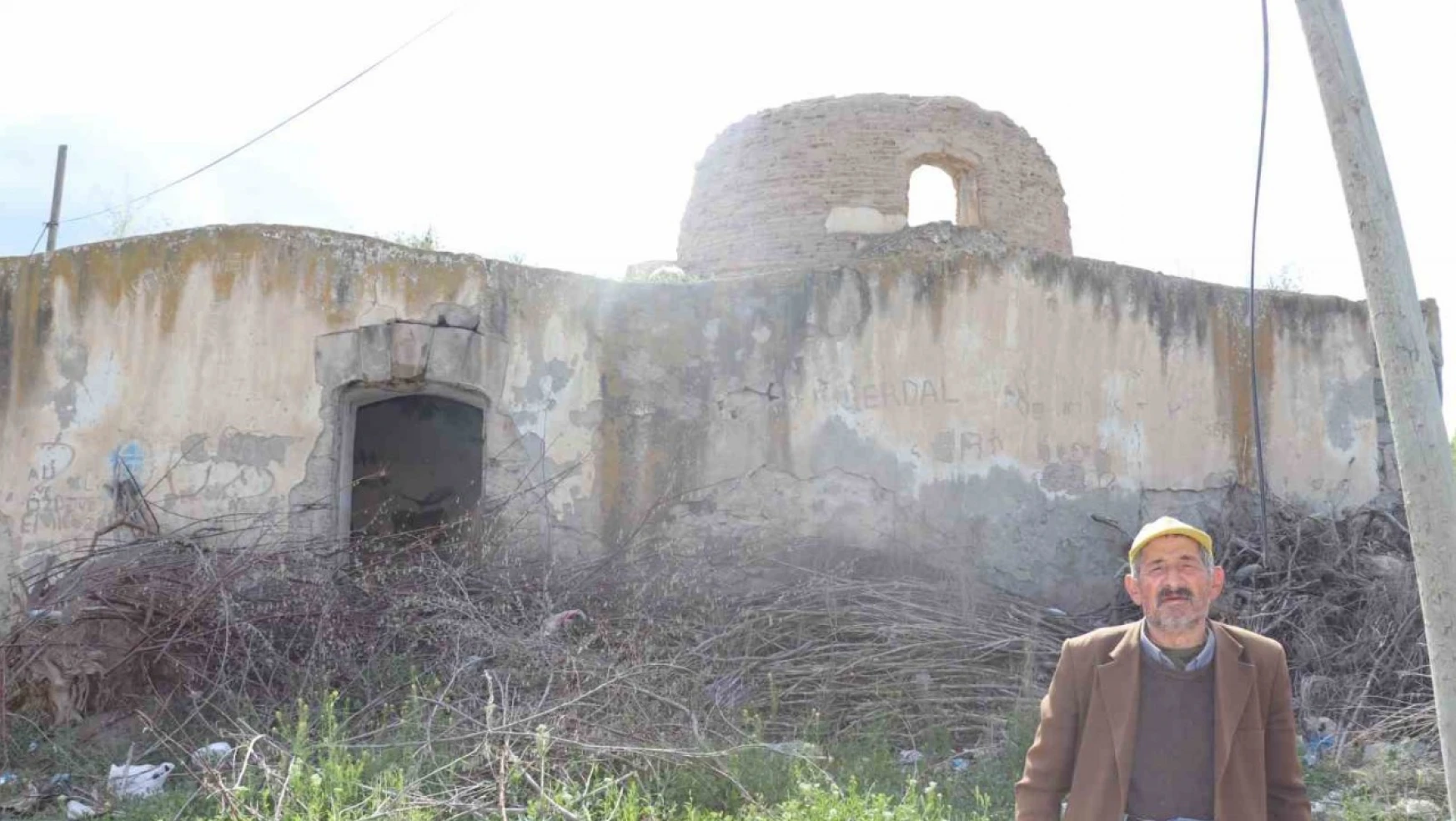 Tarihi 'Ortaköy Hamamı'nın içler acısı hali vatandaşları üzüyor