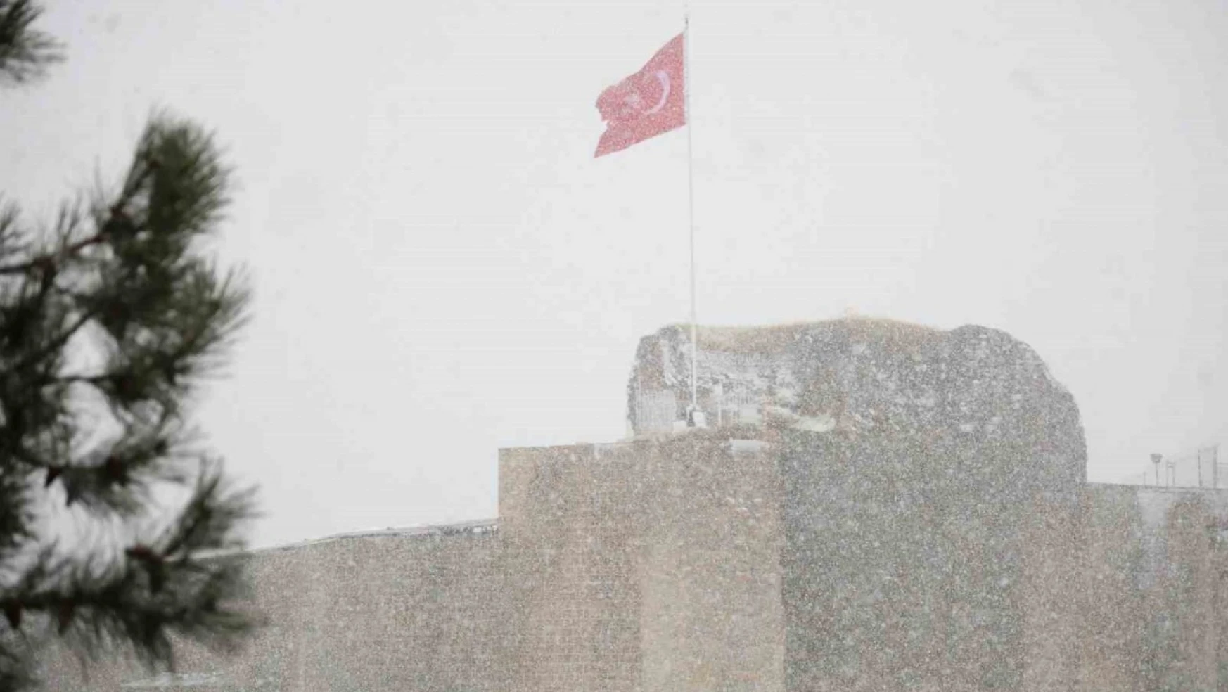 Tarihi Harput Mahallesi'nde kar etkisi artırdı, göz gözü görmedi