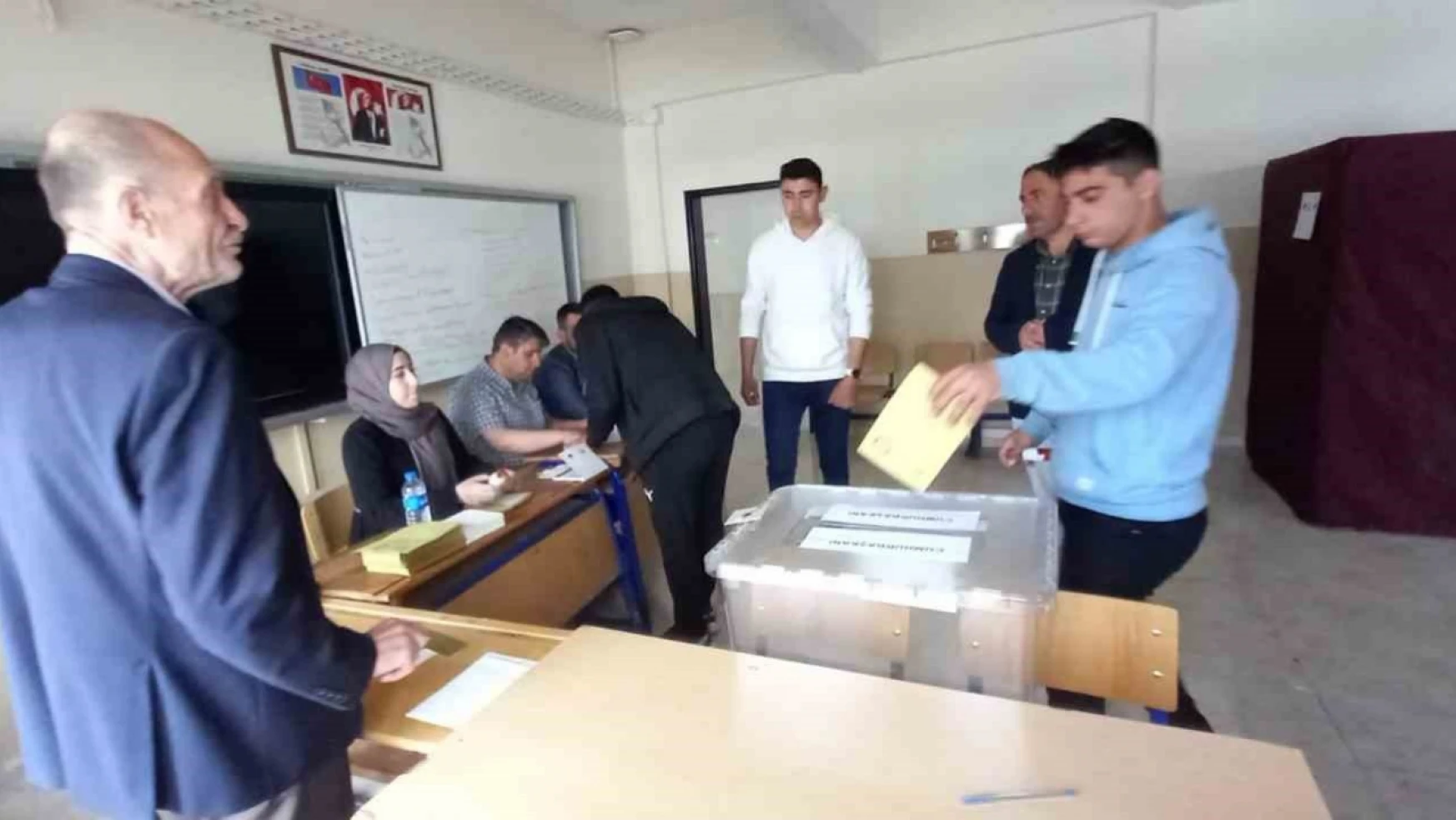 Tatvan'da oy kullanma işlemi başladı