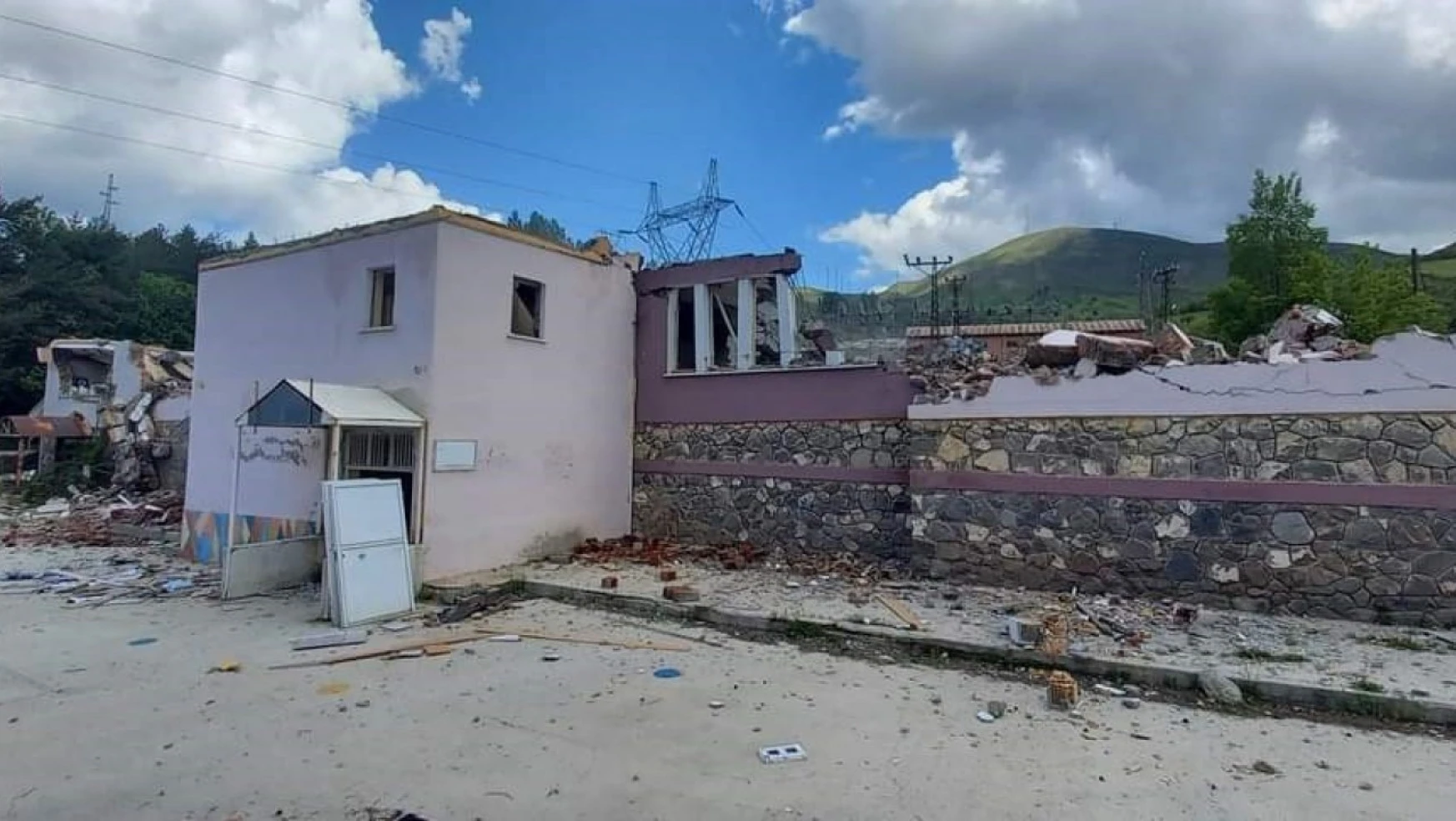 Tunceli'de ağır hasarlı kamu binalarının yıkımına başlandı