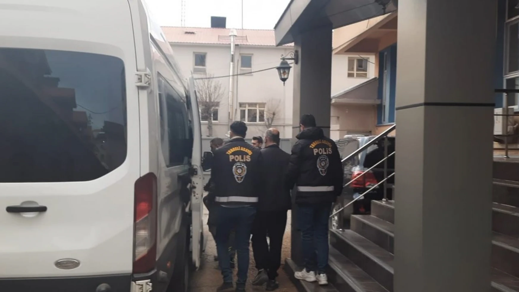 Tunceli'de bir vatandaşı vize vaadiyle dolandıran 3 şahıs tutuklandı