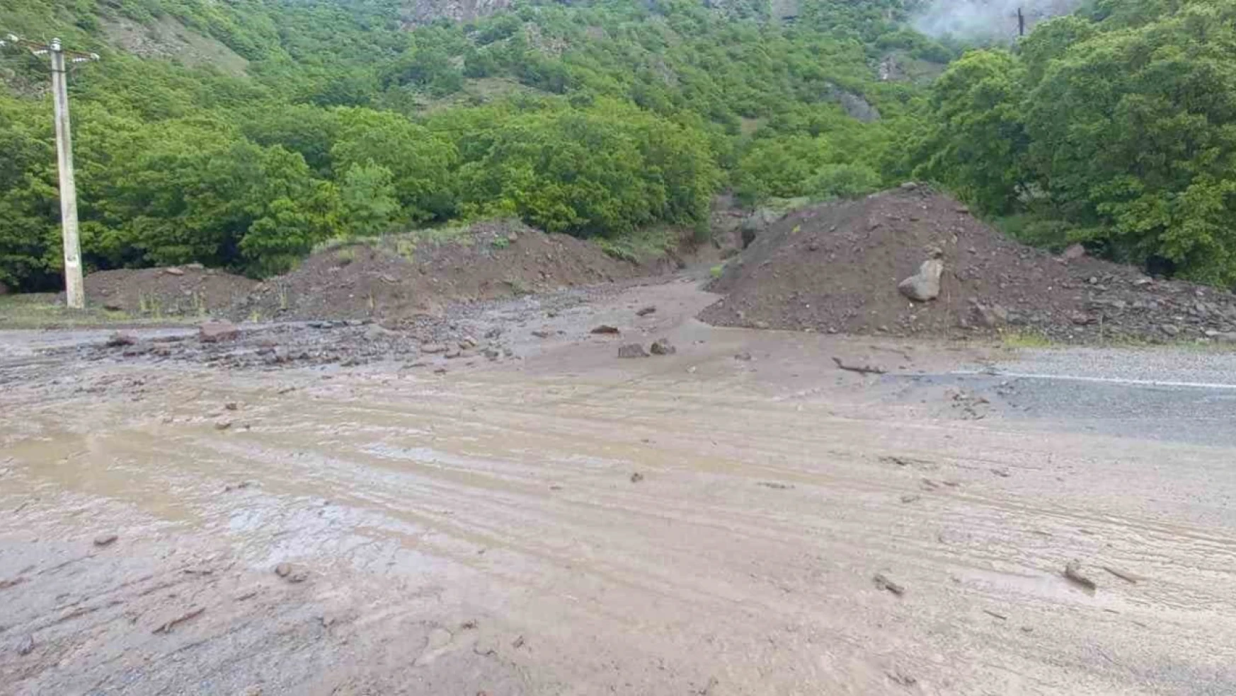 Tunceli'de sağanak yağış hayatı olumsuz etkiledi