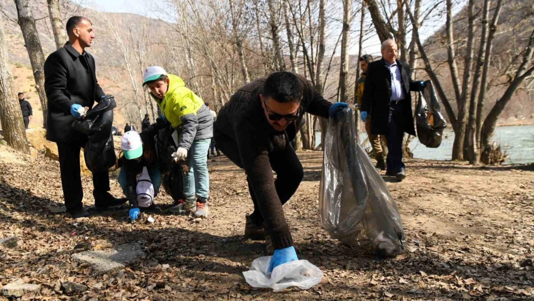 Tunceli'de yüzlerce kişi Munzur Vadisi Milli Parkı'nı temizledi