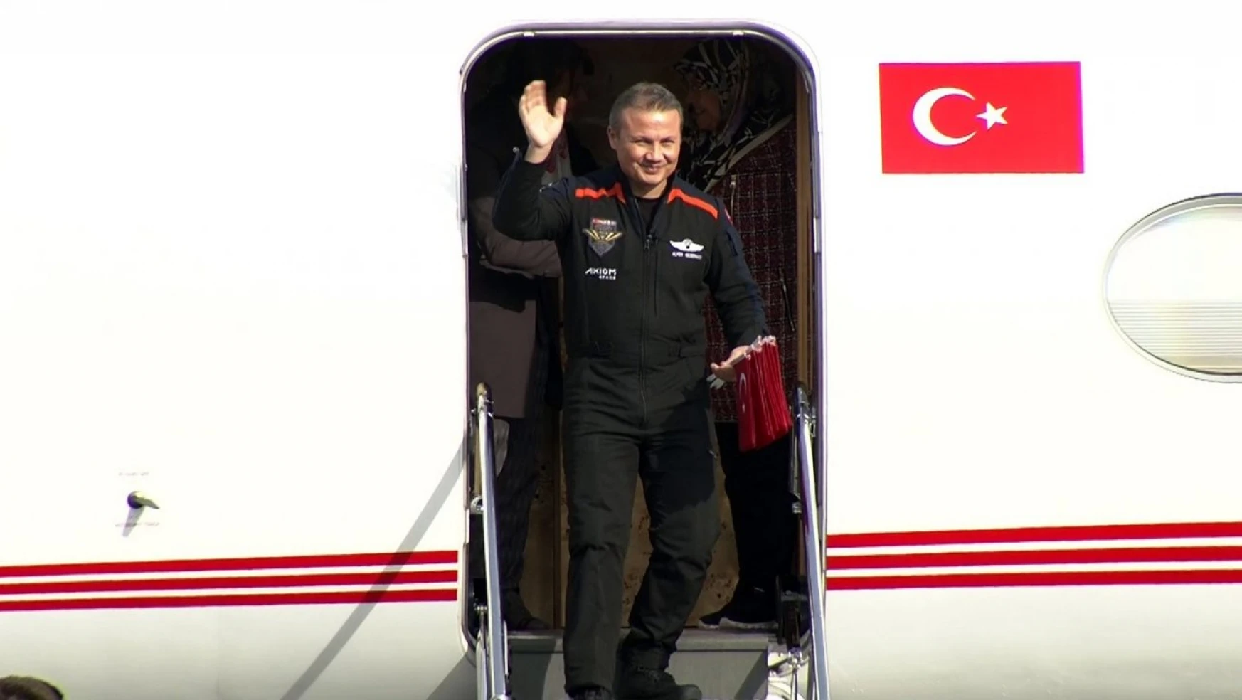 Uzay görevinden dönen ilk Türk Astronot Alper Gezeravcı Ankara'ya iniş yaptı.
