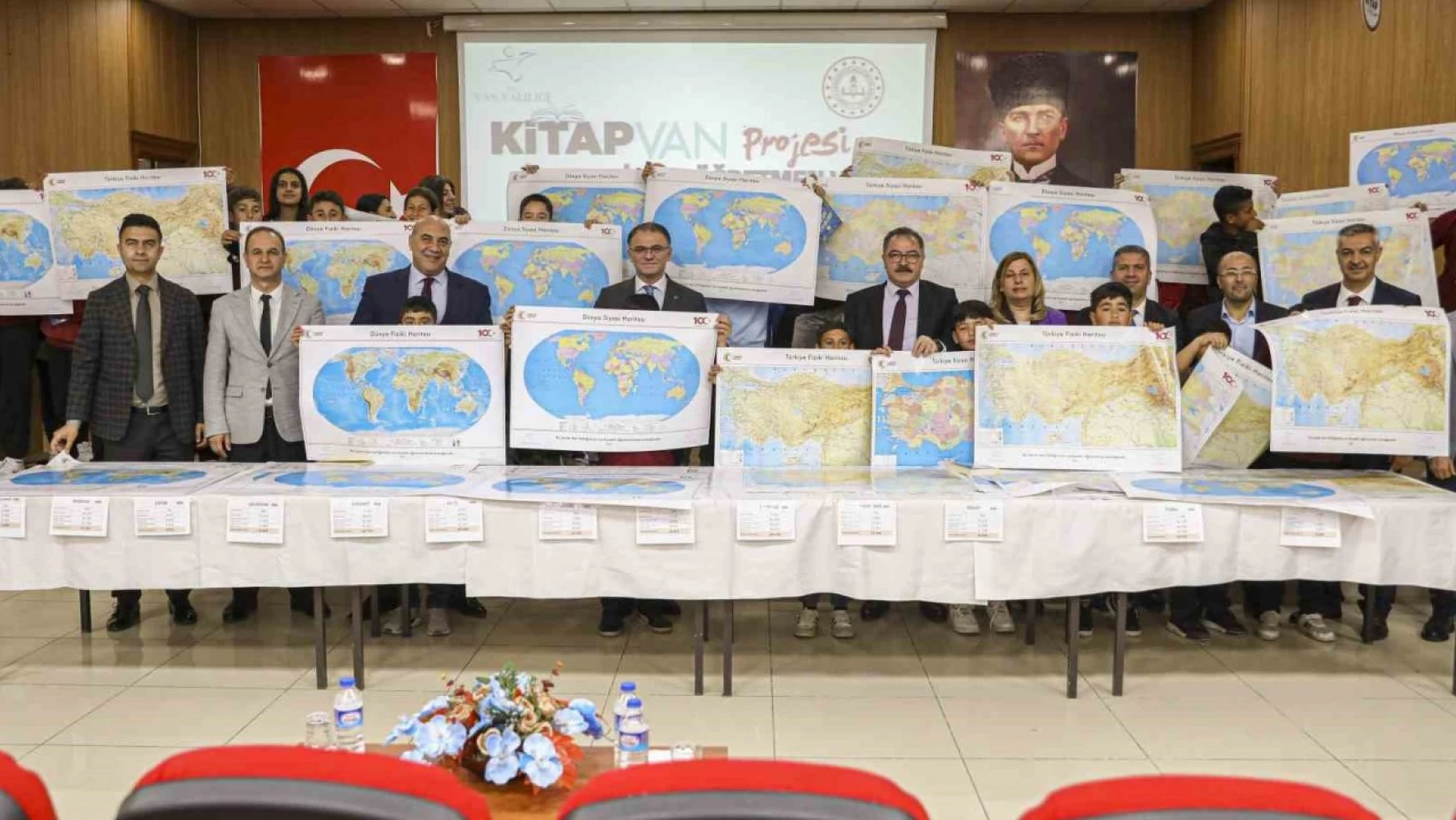 Van'da öğrencilere harita dağıtımı yapıldı