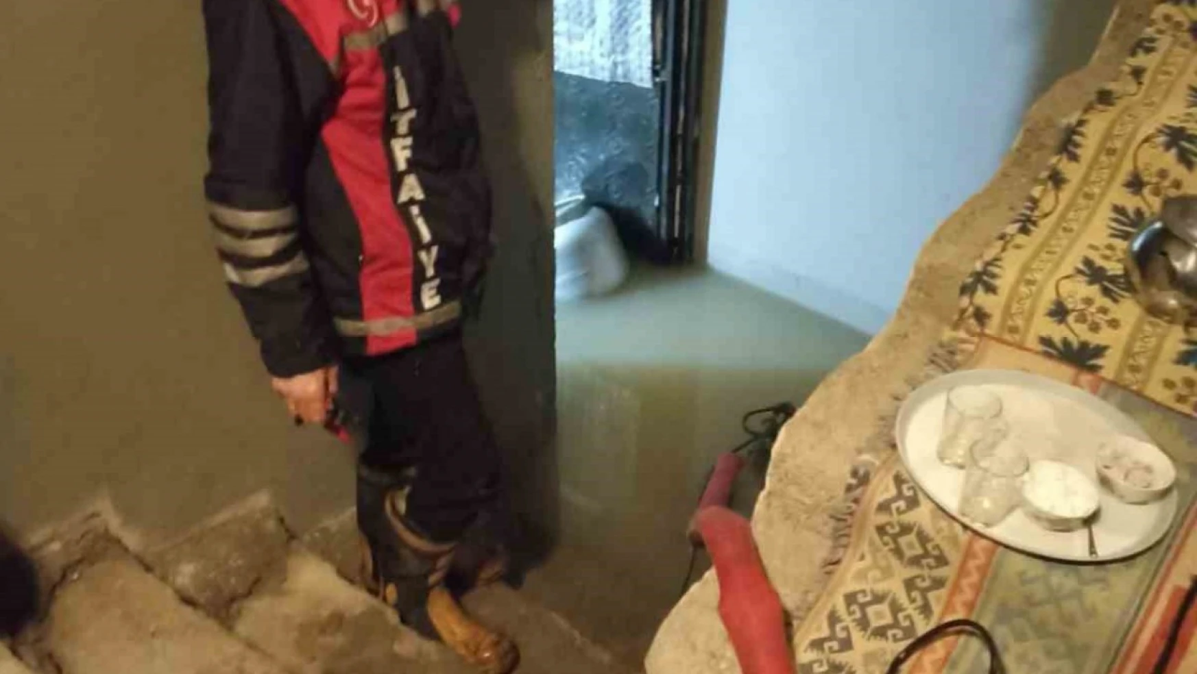 Van'da yoğun sağanak yağış su taşkınlarına neden oldu