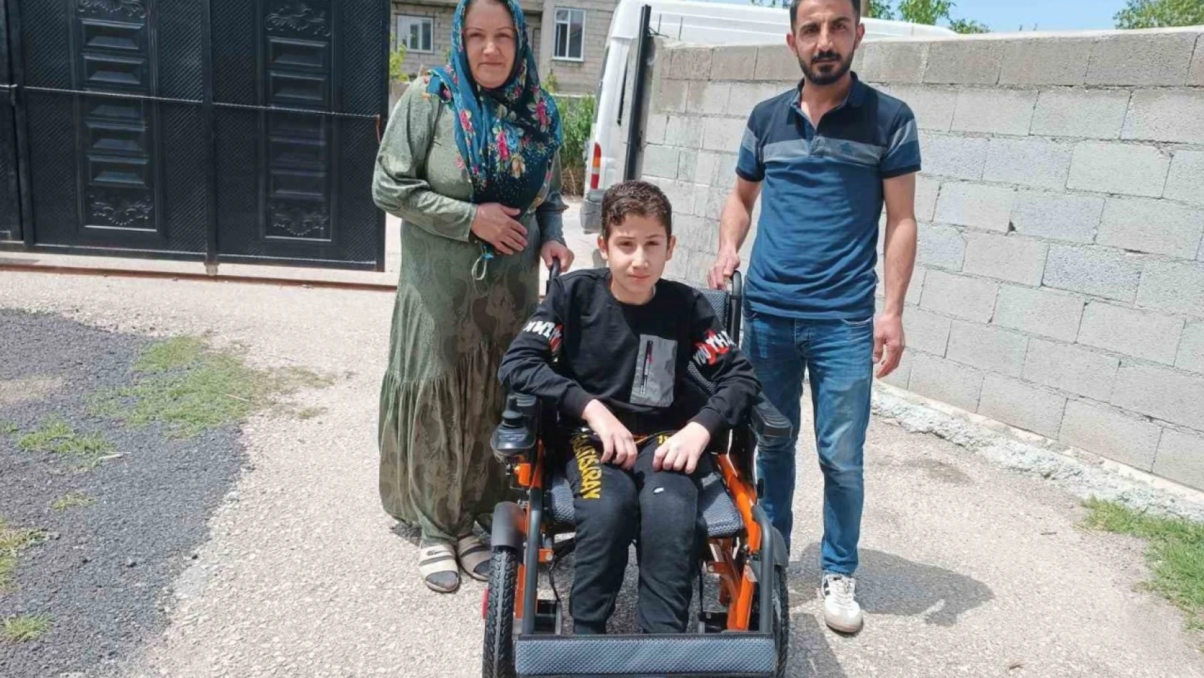 Vanlı Amcan'dan spina bifida hastası Harun'a akülü sandalye