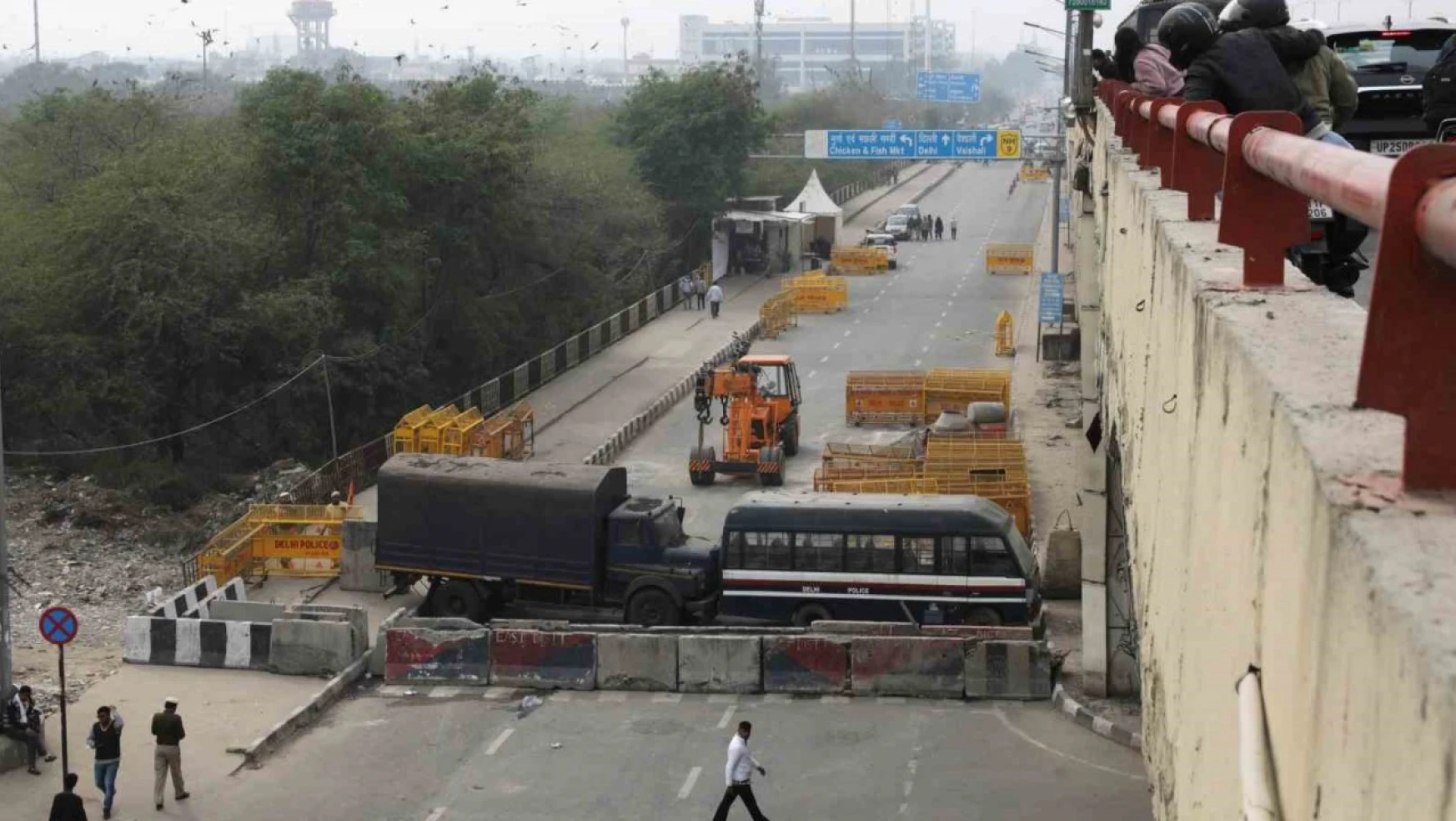 Yeni Delhi'de polis çiftçilerin kente girişini engellemek için beton bariyerler yerleştirdi