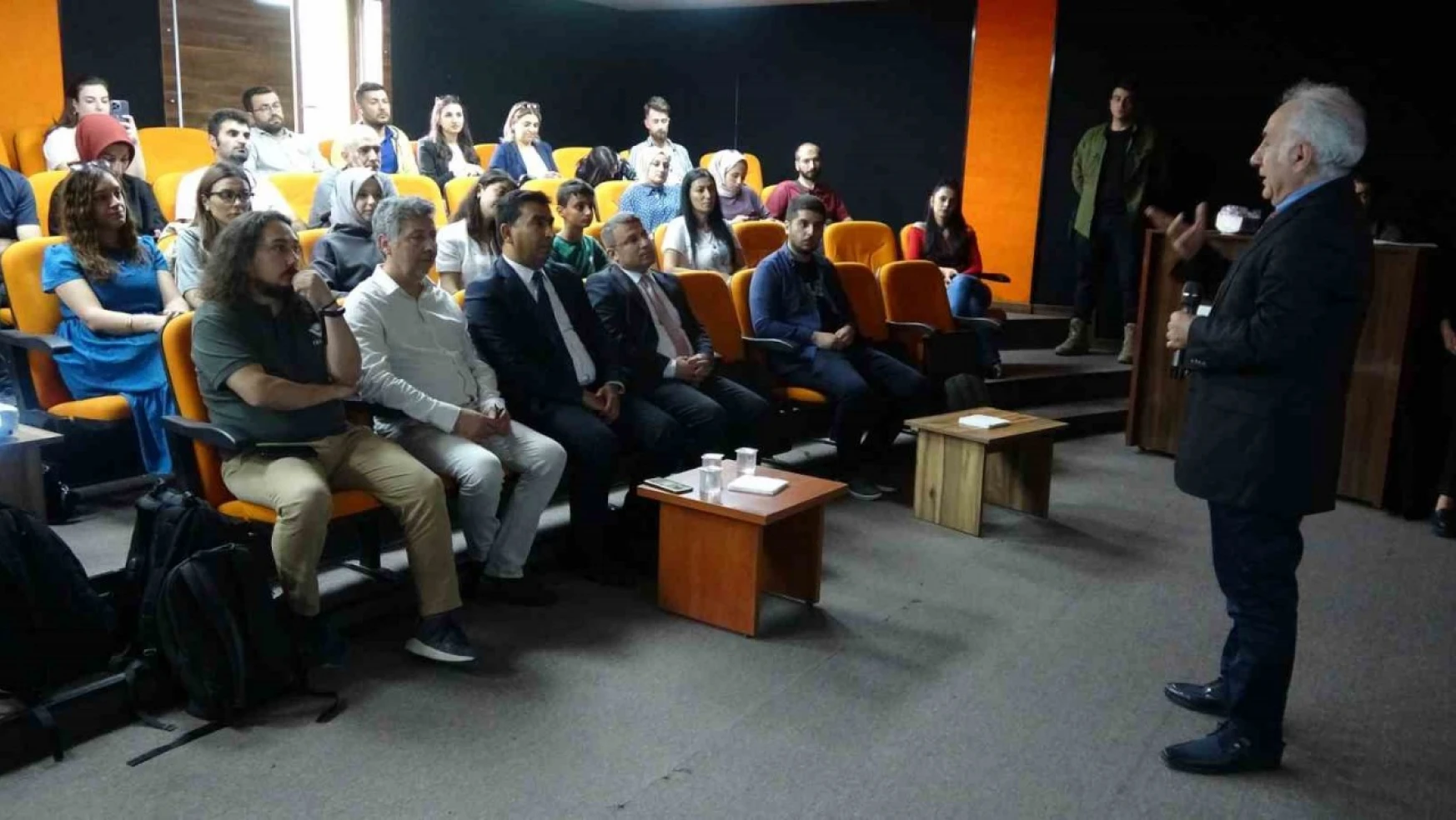 Yüksekova'da geleceğin astronotlarının yetiştirilmesi için seminer düzenlendi