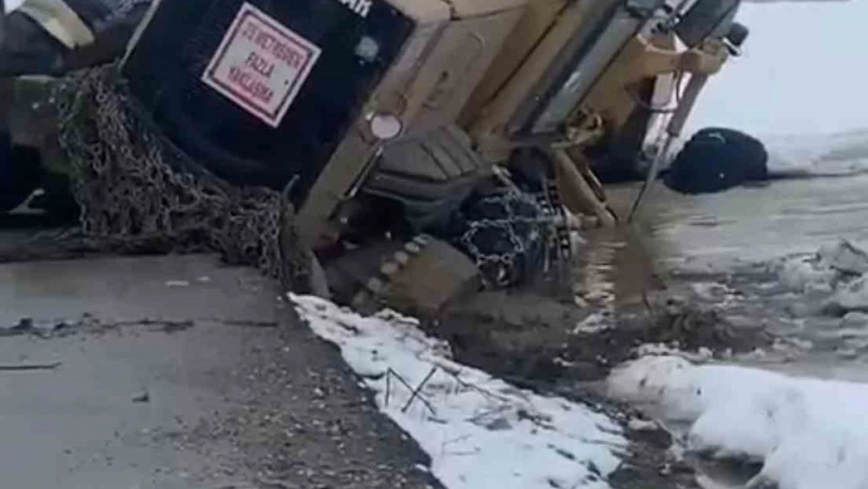 Yüksekova'da iş makinesi yol kenarındaki boşluğa düştü