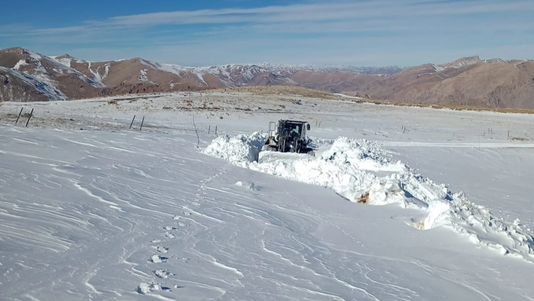 Yüksekova'da kar kalınlığının 2 metreyi bulduğu yolda zorlu çalışma