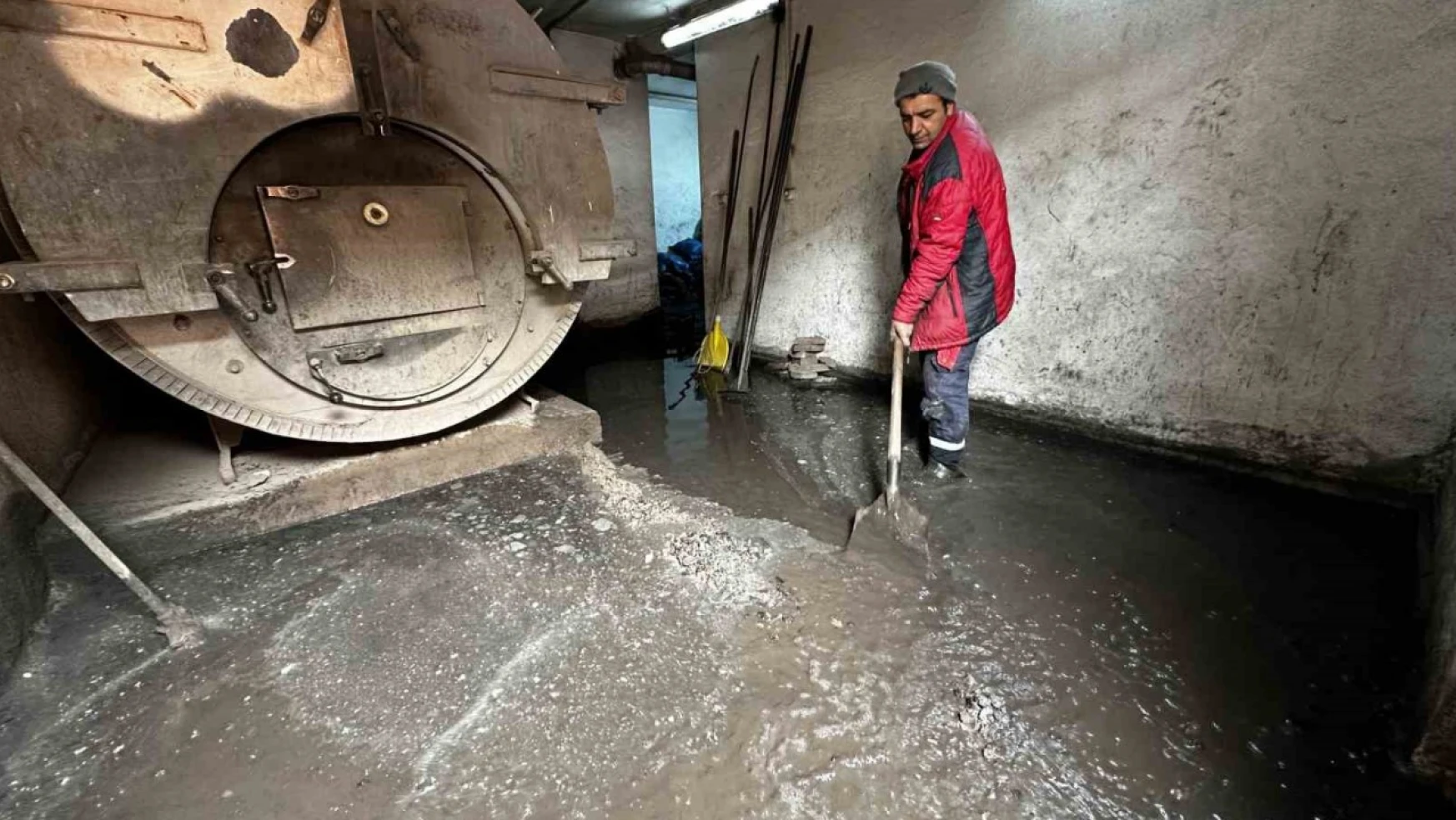 Yüksekova'da yoğun yağışlar sonrası binanın kalorifer dairesi sular altında kaldı