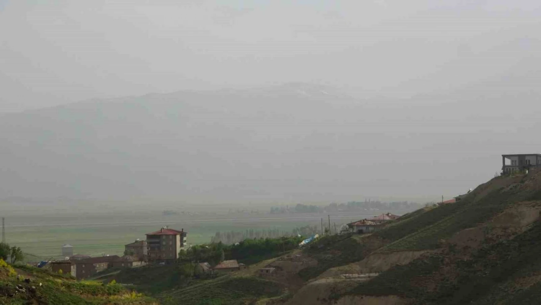Yüksekova'yı saran dağlar toz bulutundan kayboldu