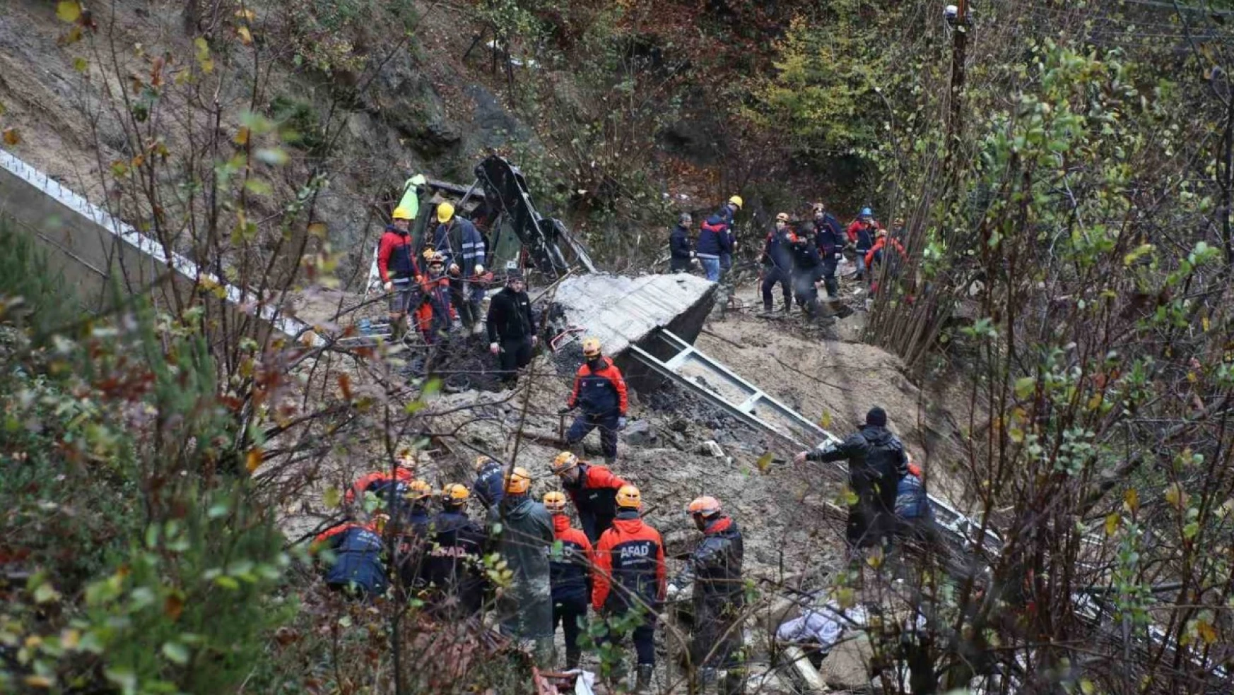 Zonguldak'ta göçük altındaki 2 kişiden birinin cenazesine ulaşıldı