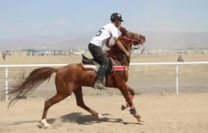 Erzurum'da at yarışları nefes kesti