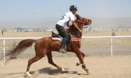Erzurum'da at yarışları nefes kesti