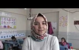 Muş'ta öğrencilerine harfleri öğretirken eğlenceli hale getiriyor