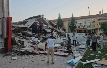 Balıkesir Sındırgı'da 6.1'lik deprem 1 ev yıkıldı ciddi hasar gören yapılar var