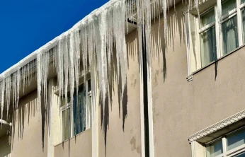 Metrelerce buz sarkıtları Ağrı'da yayalar için büyük tehlike