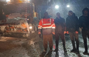 Dağlıca yolu çığa teslim oldu: Araçtakiler zorlu operasyonla kurtarıldı