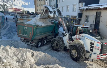 Hakkari karla boğuşuyor: 20 bin ton kar şehir dışına taşındı