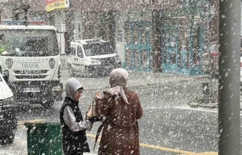 Arnavutköy beyaza büründü: İstanbul'da kar yeniden başladı