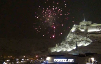 Kars'ta 'eksi 10' derecede yeni yıl coşkusu: Kar altında halaylar