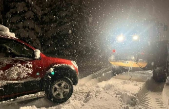 Kars'ta yolda mahsur kalan yolcuların yardımına özel idare ekipleri yetişti