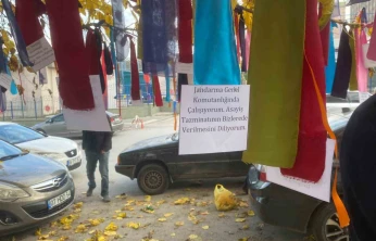 Memurlar bakanlığın önündeki ağacı 'dilek ağacı'na çevirdi