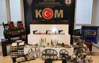 Muş'ta silah, mühimmat ve tarihi eser ele geçirildi
