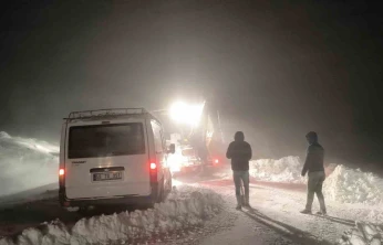 Muş'ta köy yolunda mahsur kalan 7 kişi kurtarıldı