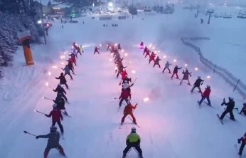 Genç kayakçılar, Bursa'daki yangında ölen kayakçıları andı