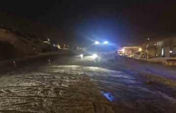 Sivas'ta tipi etkili oldu: Kayseri-Malatya yolu ulaşıma kapandı