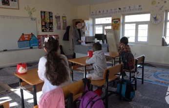 Tek öğretmen, dört öğrenci: Köy okuluna yürek ısıtan dokunuş