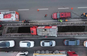 Yüksek gerilim tellerine ramak kala, itfaiye aracı köprü arasında sıkıştı