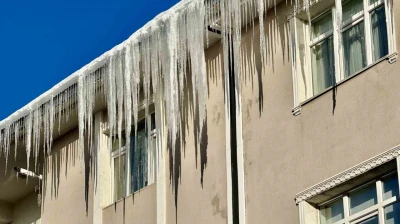 Metrelerce buz sarkıtları Ağrı'da yayalar için büyük tehlike