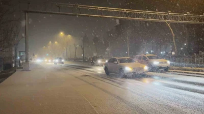 İstanbul yeni yıla bembeyaz başladı: Sarıyer'de kar sürprizi