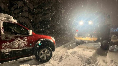 Kars'ta yolda mahsur kalan yolcuların yardımına özel idare ekipleri yetişti