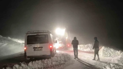 Muş'ta köy yolunda mahsur kalan 7 kişi kurtarıldı