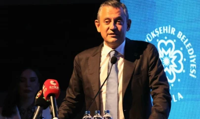 CHP Genel Başkanı Özgür Özel, Sırrı Süreyya Önder için Atatürk Kültür Merkezi'nde düzenlenen törenden çıkışında yumruklu saldırıya uğradı