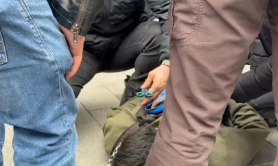 İzinsiz yürümek isteyen gruba polis müdahalesi, göstericinin çantasından makas çıktı:
