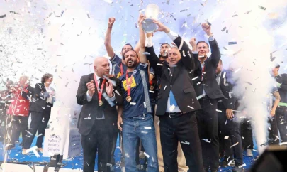 Trendyol 1. Lig'e yükselen Sarıyer, kupasını aldı