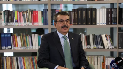 Milli Eğitim Bakanı Yusuf Tekin, Özgür Özel, CHP kongresinde delege satın alan bir kişinin oturttuğu koltukta oturuyor dedi.