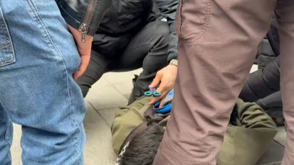 İzinsiz yürümek isteyen gruba polis müdahalesi, göstericinin çantasından makas çıktı: