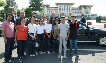 Cumhurbaşkanı Erdoğan, Adıyamanlı çocuklarla 15 Temmuz Şehitler Anıtı'nda buluştu