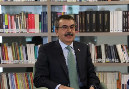 Milli Eğitim Bakanı Yusuf Tekin, Özgür Özel, CHP kongresinde delege satın alan bir kişinin oturttuğu koltukta oturuyor dedi.