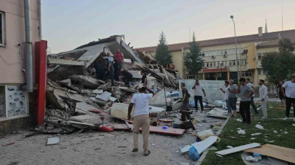 Balıkesir Sındırgı'da 6.1'lik deprem 1 ev yıkıldı ciddi hasar gören yapılar var