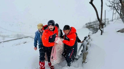 Ayağı kırık vatandaşı dondurucu soğukta 400 metre sırtlayan AFAD