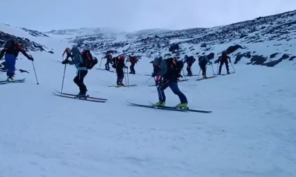 Ağrı Dağı'nda dağcılar zirveye tırmanırken kayak yaptı